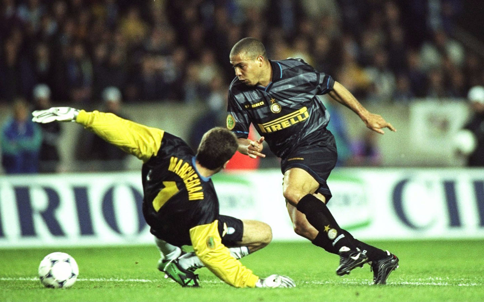 乐鱼官网-国际米兰训练开放日，赛后单刀错失引欢呼，社区盾在即，心理建设被强调(美国私人军事训练营)